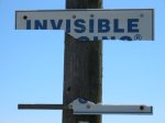 Kapot bordje met tekst "Invisible"